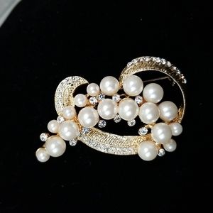 Beautiful faux pearl and rhinestone brooch